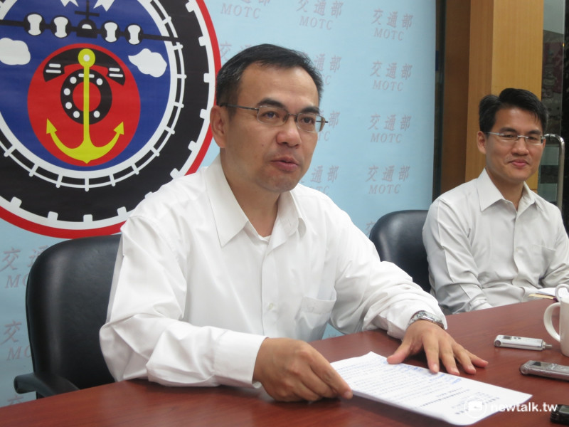 民航局副局長方志文12日指出，中秋連續假期國內離島管制航線將於18日上午8時統一開放訂位。   圖：呂佳峻/攝