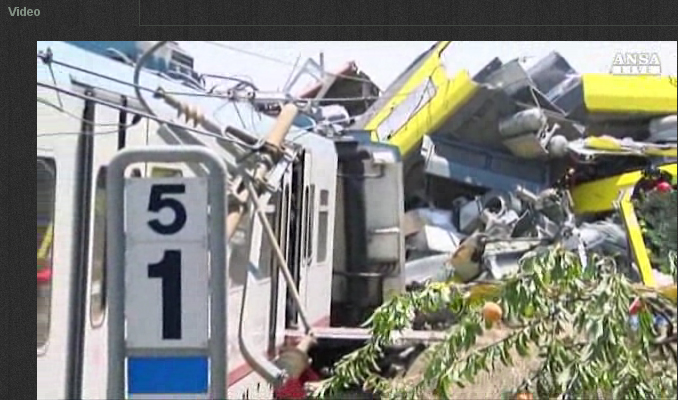 義大利南部發生重大交通意外，2列高速行駛的火車相撞，車體嚴重扭曲變形。   圖：翻攝安莎通訊社影片