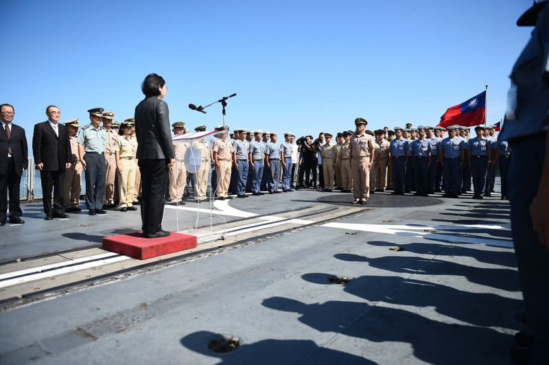總統蔡英文（左）在迪化艦上向官兵喊話，告訴大家「這艘船代表中華民國，各位身上的制服就代表國民的託付」。   圖：軍聞社提供