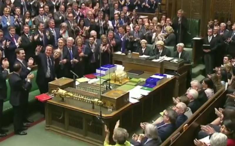 英國首相卡麥隆（David Cameron）13日最後一次以首相身份出現在國會，受到包括工黨在內的議員們起立鼓掌歡送。   圖：翻攝卡麥隆臉書