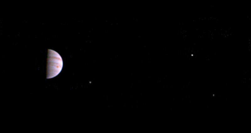 NASA週二公布的照片顯示，有著大紅斑的木星被最大的埃歐（左）、歐羅巴（右上）及蓋尼米德等3顆衛星環繞，木星上的紅斑非常清楚。   圖：翻攝美國太空總署官網
