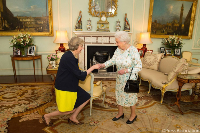 梅伊（Theresa May）13日在白金漢宮接受女王伊麗莎白二世任命後，正式就任英國首相。   圖:翻攝英國皇室臉書