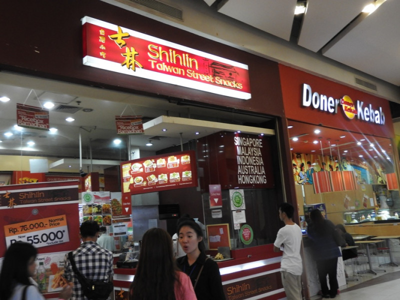 腦筋動得快的台灣業者整合炸雞、珍珠奶茶等台式美食，並以「士林夜市」的品牌打入印尼市場。   圖：GWO台灣外籍勞動者發展協會提供