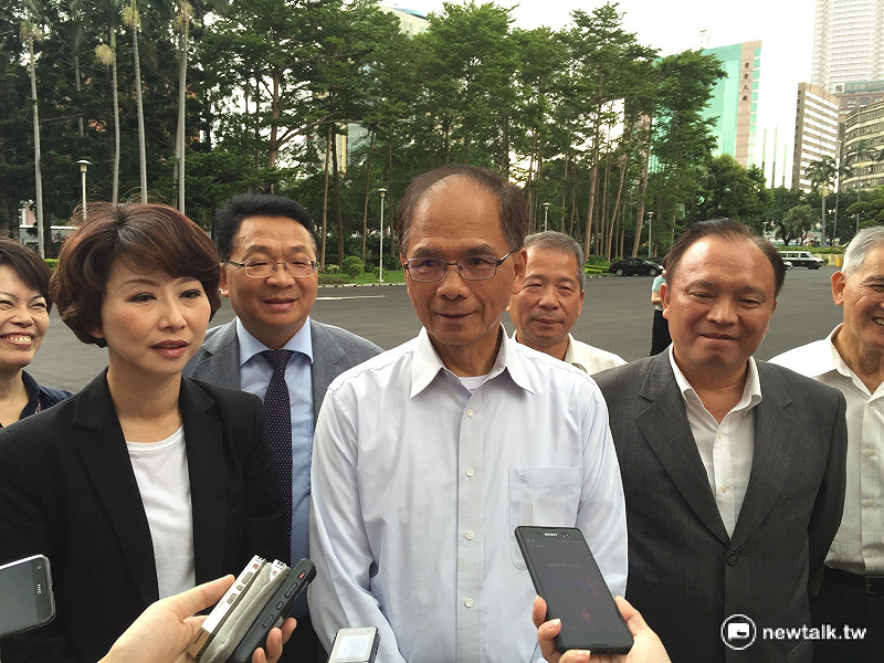 前行政院長游錫堃（左4）14日下午拜會行政院長林全，聽聞謝長廷不去民進黨全代會，他笑稱「這樣我要回去考慮」。   圖：柯昱安/攝