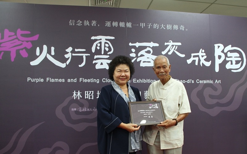 林昭地贈與高雄市政府145件陶器作品，並與市長陳菊留下兩人手印拓模。   圖：高雄市政府提供