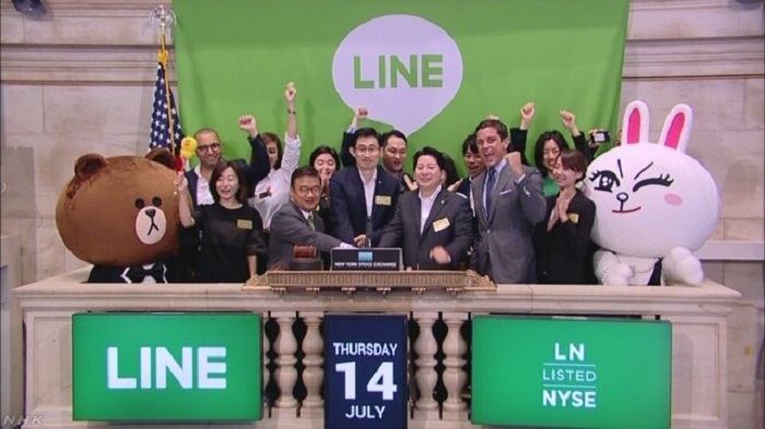 免費通信App軟體公司LINE，14日在紐約證券交易所股票上市，LINE高級主管敲響宣告交易開始的鐘聲。   圖：翻攝NHK官網