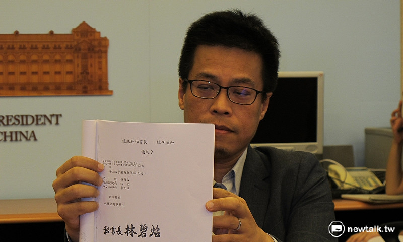 總統府發言人黃重諺15日公佈多個駐外人事。   圖：林朝億/攝