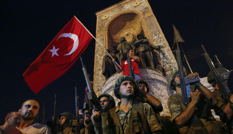 土耳其15日爆發軍事政變，軍方並以維護民主秩序的名義宣佈控制國家，實施戒嚴。   圖：達志影像/路透社