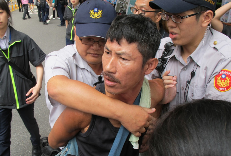 民進黨17日召開全代會；西門町台獨旗隊成員吳萬福遭警方逮捕。   圖：林朝億/攝