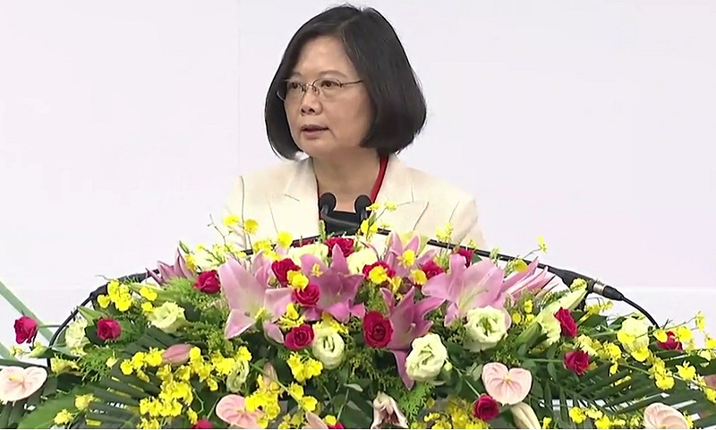 總統蔡英文17日出席民進黨全代會時要求大家看清楚國家現在面臨的危機與困境。   圖：翻拍自民進黨直播網路