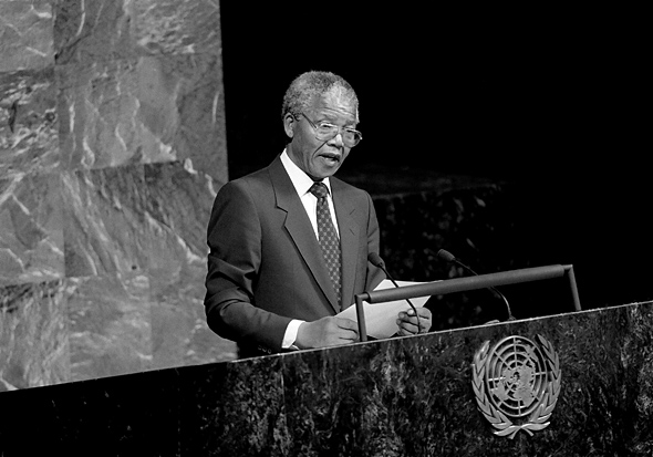 曼德拉是南非第一位民選總統，曾獲邀赴聯合國演講，在2013年12月去世，享壽95歲。   圖：聯合國圖片/P. Sudhakaran