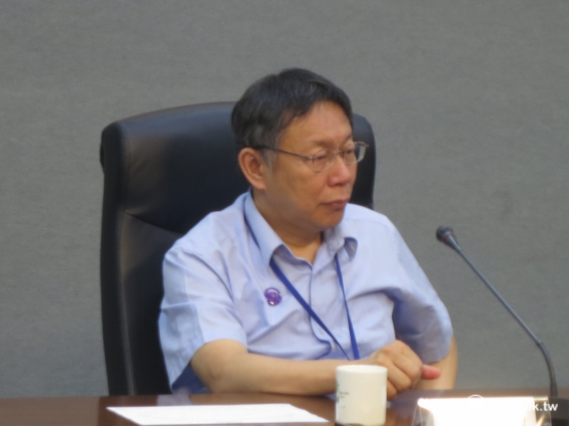 針對前行政院院長陳冲17日投書媒體，指房屋稅是違法違憲，台北市長柯文哲18日回嗆，以前當官都不講話，現在才放炮。   圖：呂佳峻/攝