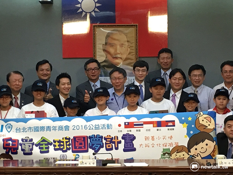 台北市長柯文哲18日勉勵學童出國增加國際視野，幫助台灣成為更國際化城市，讓世界看見台灣。   圖：邱筠文/攝