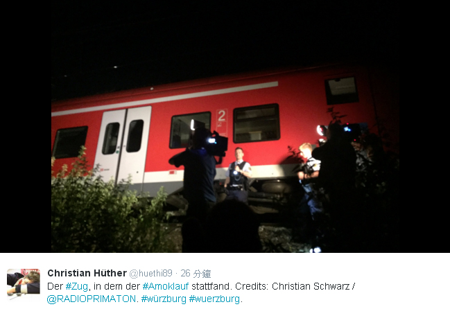 巴伐利亞警方正對媒體說明該起攻擊事件，他背後的火車即是受到襲擊的列車。   圖：翻攝Christian Hüther推特