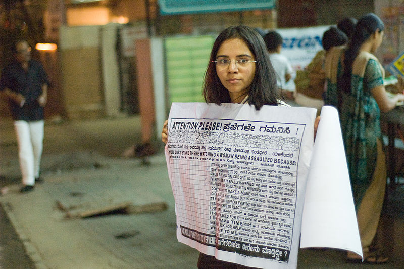 印度性侵事件頻傳，婦女為自身安全走上街頭。圖為印度班加羅爾省婦女在教堂街持標語抗議。   圖：翻攝維基網站/Kiran Jonnalagadda