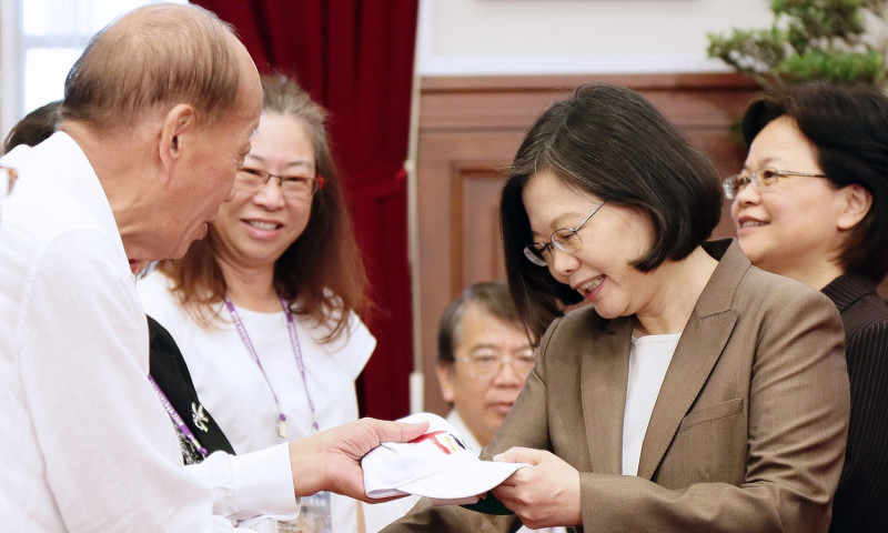 總統蔡英文19日接見台灣商會聯合總會代表時，呼籲台商協助政府的南向政策。   圖片來源：總統府提供