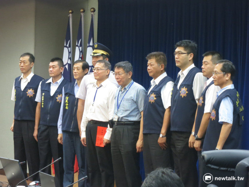 台北市長柯文哲19日特地表揚破獲一銀盜領案專案小組，並頒發獎金。   圖：呂佳峻/攝