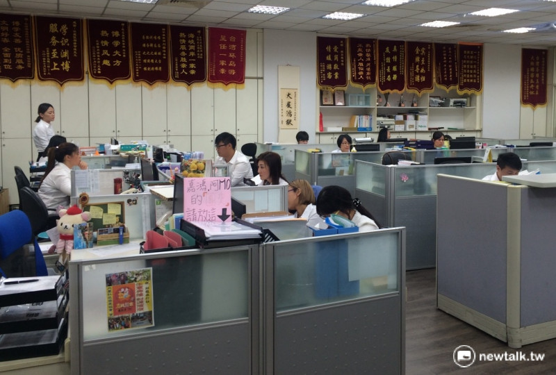 安排遼寧省陸客來台行程的鉅龍旅行社台北辦公室19日下午氣氛低迷，工作人員忙著打電話聯繫，不願受訪。   圖：趙廣絜/攝