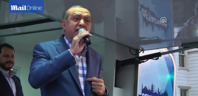 土耳其總統艾爾段在向群眾發表演說時，也向美國喊話，要求美方遣返葛蘭，葛蘭被土國當局認為涉及軍方政變。   圖：翻攝《每日郵報》