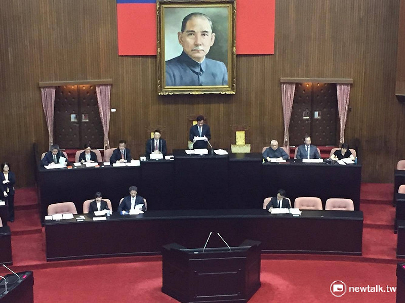 立法院20日針對臨時會舉行立院委員談話會，會前立院院長蘇嘉全針對19日中國觀光客遭遇國道火燒車意外，帶領場內立委一同默哀1分鐘。   圖：鄭佑漢/攝