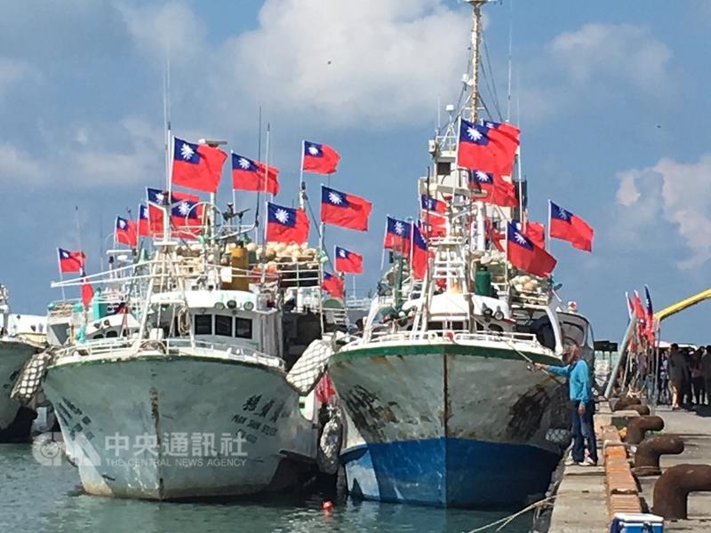 屏東漁船20日組成護主權船隊出發預計登太平島，國民黨團立委24日召開記者會聲援卻無部會代表出席。   圖：中央社