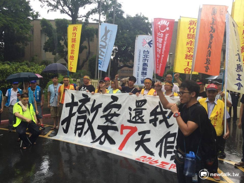 工鬥在大雨中抗議，要求行政院撤回砍掉7天假的《勞基法》修正草案。   圖：柯昱安/攝