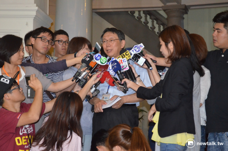 台北市長柯文哲（中）20日下午赴監察院說明大巨蛋案。   圖：呂佳峻/攝
