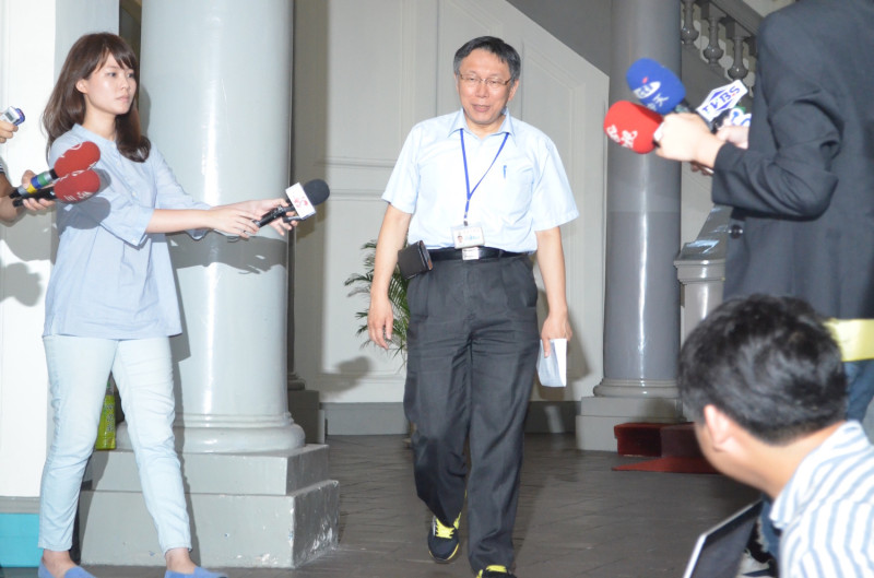 台北市長柯文哲（中）赴監察院說明大巨蛋案。   圖：呂佳峻/攝