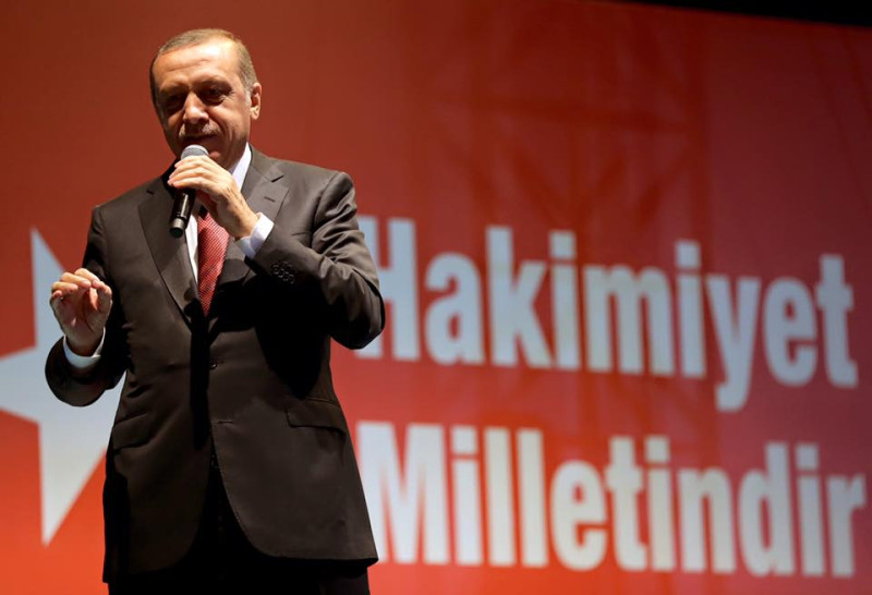 土耳其總統艾爾段向民眾保證不會違背民主與法治原則，但官方政治清洗行動持續擴大。   圖：翻攝艾爾段臉書