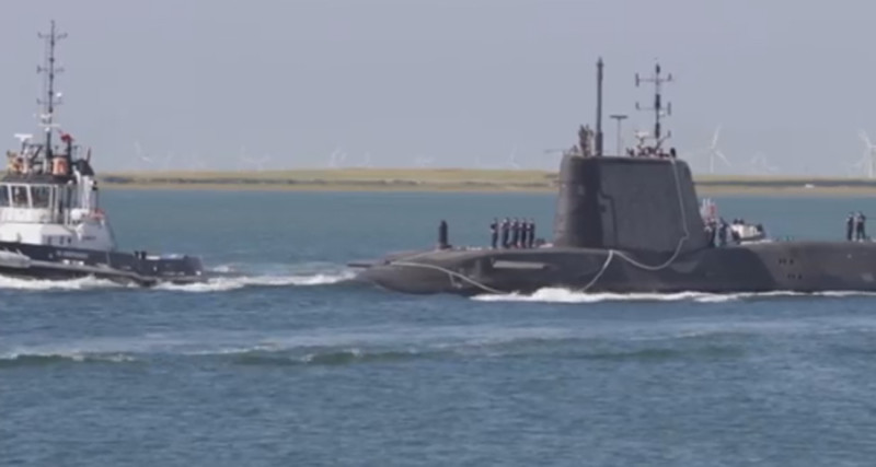 英國最先進、造價超高的核子潛艇「伏擊號」，在海中舉行演練。   圖：翻攝英國防部官網