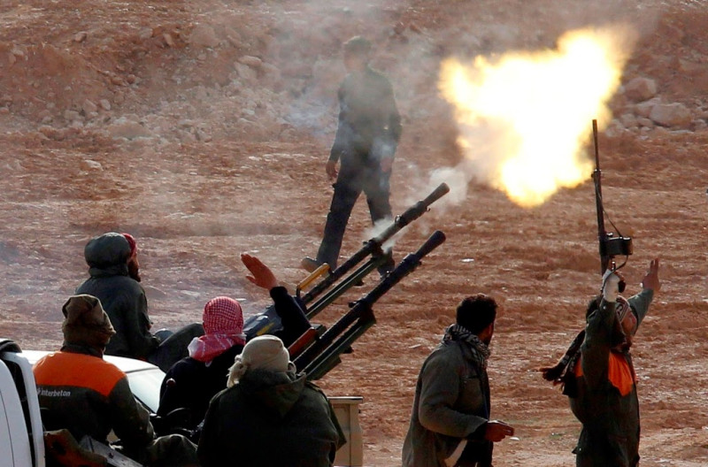 利比亞境內戰火頻傳，各股勢力擁兵自重，割據地盤，圖為革命軍開火畫面。   圖：達志影像/路透社資料照片