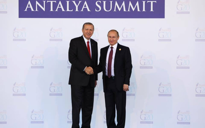 俄羅斯總統普亭（右）雖然與土耳其總統艾爾段不合，但與其讓土耳其軍方親美政變成功，普亭還是選擇站在艾爾段這一邊。   圖：翻攝艾爾段臉書