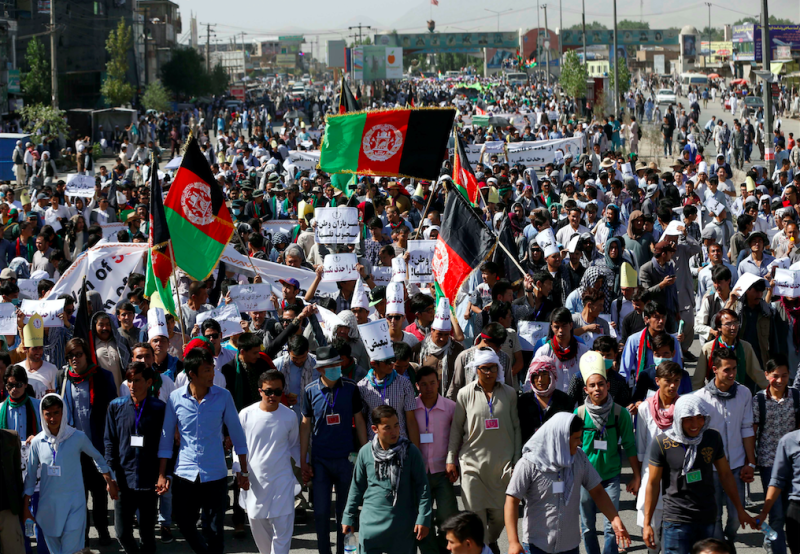 阿富汗首都喀布爾23日舉辦一場大規模「反歧視」遊行，不過卻傳出遊行現場遭到自殺炸彈客恐怖攻擊，已造成29人死亡，多人受傷。   圖：達志影像/路透社照片