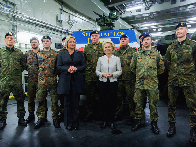 德國國防部長馮德萊恩（右四）表示，希望敘利亞難民有朝一日會重返家園參與重建，但目前德國無意讓難民接受軍事訓練。   圖：翻攝德國國防部官網