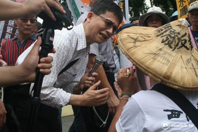 居民對到場的環保署副署長詹順貴下跪哭訴,詹順貴表示會將訴求納入討論,請居民相信他會處理。 圖:李蘇竣/攝