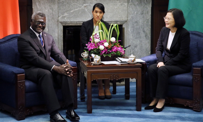 總統蔡英文25日在府內接見索羅門群島總理蘇嘉瓦瑞（Hon. Manasseh Sogavare ）。   圖：總統府提供