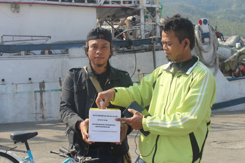 在台灣工作的印尼漁工今年2月捐款資助台南大地震的受災戶，卻無法為台灣船主在境外非法聘僱的「黑工」爭權益。   圖：李麗華提供
