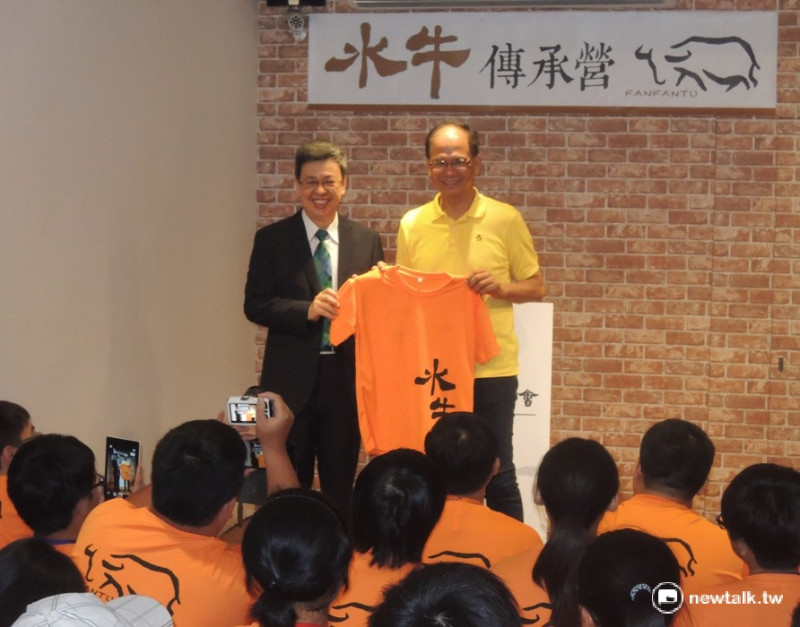 副總統陳建仁(左)和前行政院長游錫堃(右)26日出席台灣牽手基金會所舉辦的第2屆「水牛傳承營」的始業式。   圖：陳冠廷/攝
