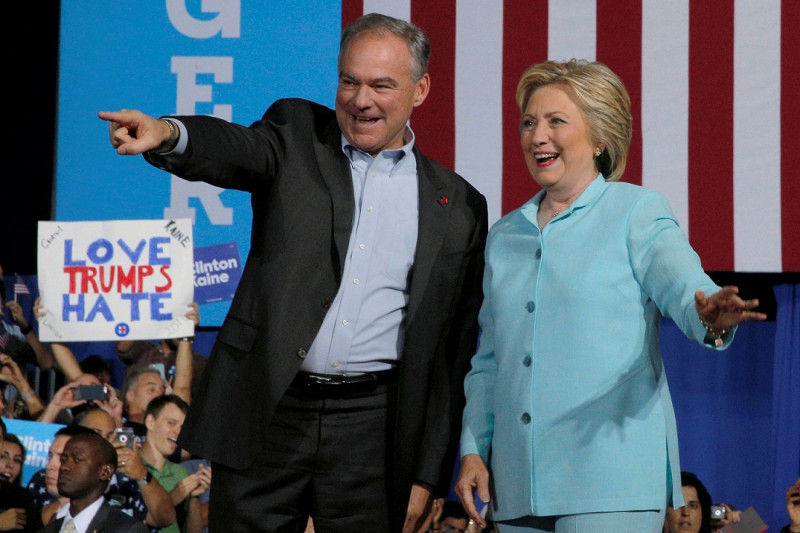 民主黨提名的總統候選人希拉蕊（右）與其副手、維吉尼亞洲參議員凱恩（左）。   圖：達志影像/路透社