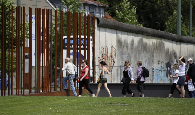 遊客穿梭在柏林圍牆舊址。   圖：達志影像/路透社資料照片