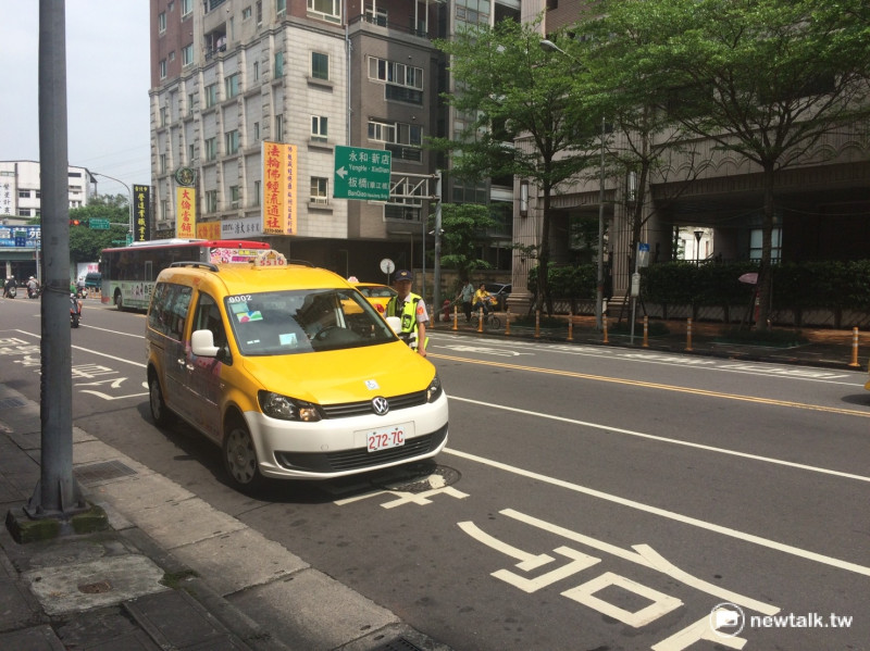 交通部研擬推出多元化計程車，屆時計程車將不再僅限於黃色，民眾也可以利用app叫車。   圖：新頭殼資料照片
