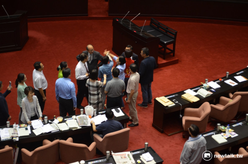 立法院議事人員昏倒送醫，讓藍綠立委在議場中引發口角衝突。   圖：柯昱安/攝