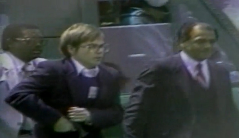 約翰·欣克利（中）35年前刺殺當時的美國總統雷根，後被裁定精神失常，關押在華盛頓的1間精神病院治療   圖：翻攝CBS NEWS