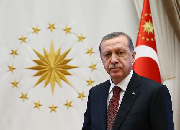 不滿歐洲議會暫停入歐談判，土耳其總統艾爾段25日揚言將重啟邊境，開放難民前往歐洲。   圖：翻攝艾爾段臉書