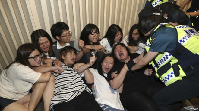 由日本出資、為解決慰安婦問題而成立的「和解與癒合基金會」28日在韓國正式成立，抗議民眾與警方爆發衝突。   圖：翻攝BBC中文網