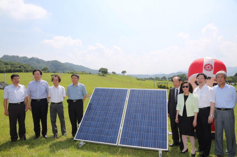 台北市長柯文哲30日早上赴福德坑環保復育園區簽約太陽能設施。   圖：台北市政府提供