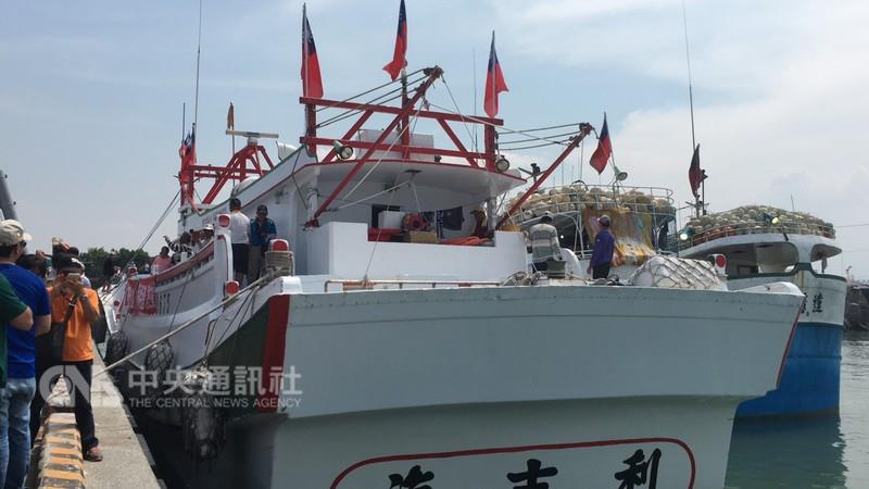 對於海吉利號等5艘漁船登太平島宣示主權一事，漁業署31日表示予以尊重，但涉及違法部分，仍將秉公處理。   圖：中央社