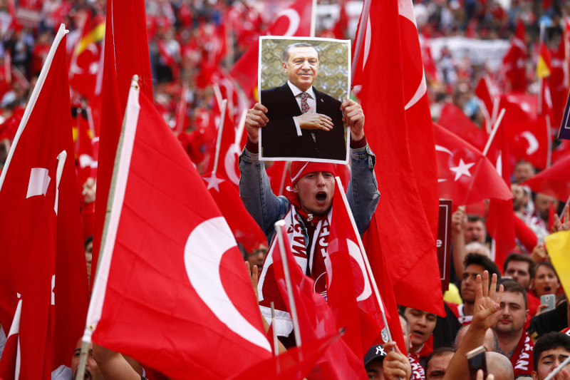 數萬名支持艾爾段的土耳其移民在德國科隆街頭遊行，他們揮舞土耳其紅色國旗，表達對德國政府的憤怒。   圖：達志影像/路透社