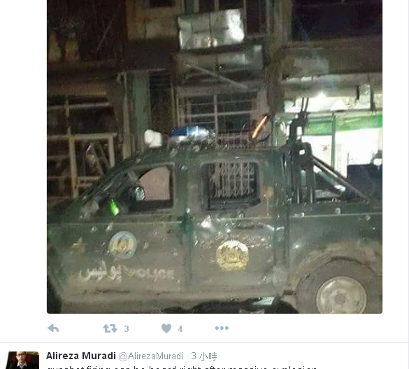 喀布爾驚爆卡車炸彈攻擊，1輛被炸得傷痕纍纍的大卡車停在北門旅店的入口，而周遭的建築物幾乎全毀。   圖：翻攝Alireza Muradi推特