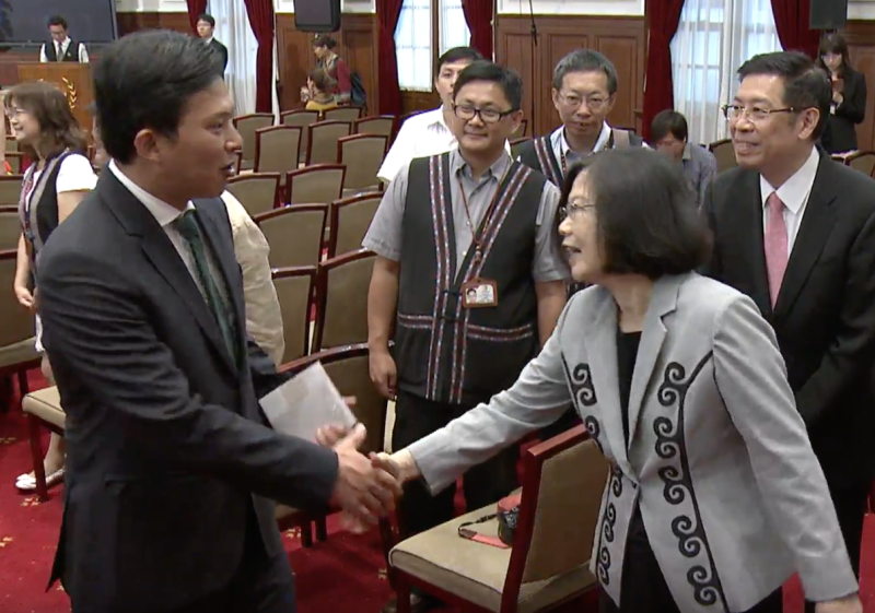 時代力量主席黃國昌（左）上午赴總統府見證蔡英文總統向原住民族道歉，會後與蔡英文（右）握手致意。   圖：翻攝自總統府直播畫面